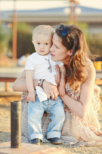 Bébé garçon avec mère — Photo