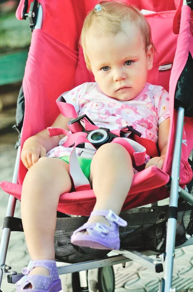 Baby in de kinderwagen — Stockfoto
