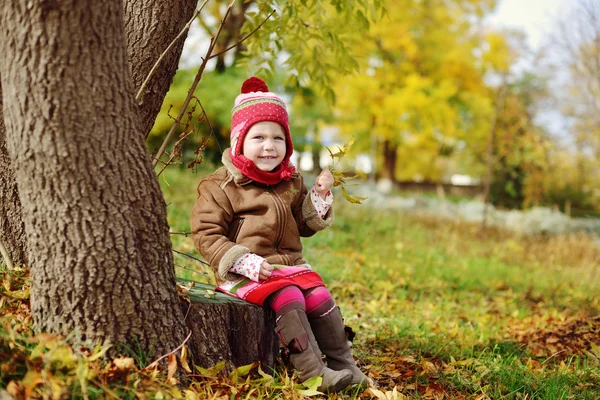 Bonito criança no outono tempo — Fotografia de Stock