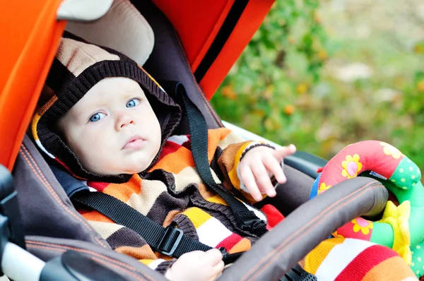 Zoete baby in de kinderwagen — Stockfoto