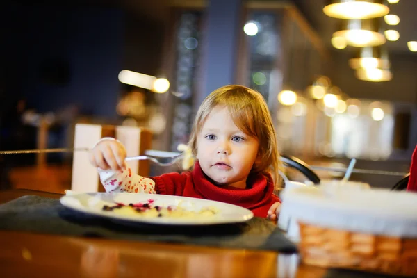 Dziewczyna w restauracji — Zdjęcie stockowe