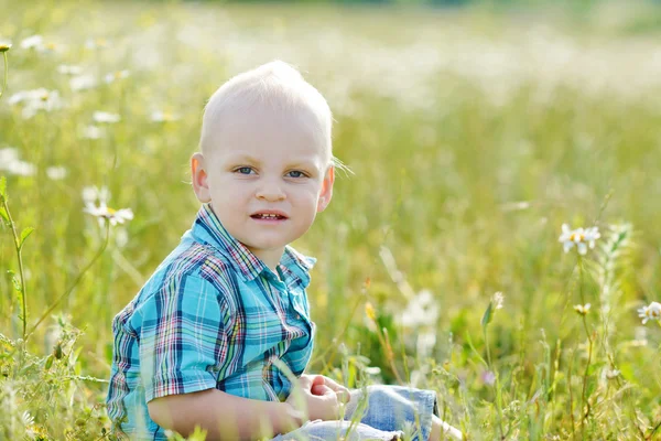 Хлопчик в зеленій траві — стокове фото