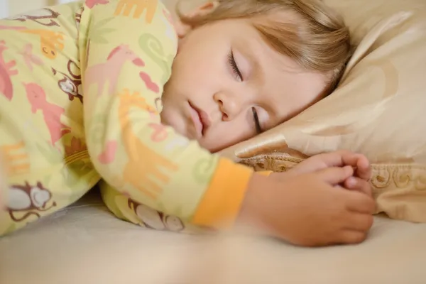 Dormir niña pequeña —  Fotos de Stock