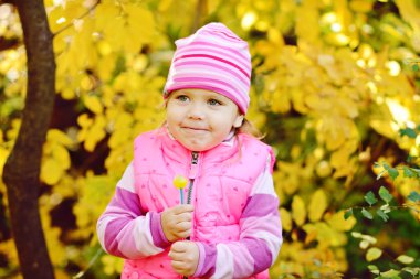 lolipop ile mutlu bir çocuk