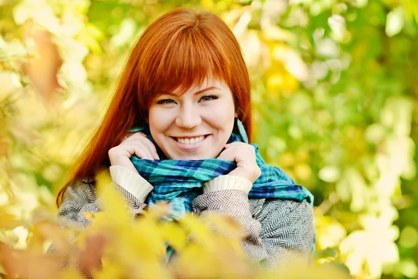 Mujer en otoño —  Fotos de Stock