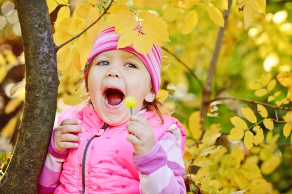 Glada barn med lollipop — Stockfoto