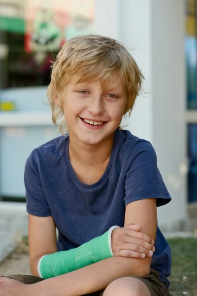 Boy with cast — Stock Photo, Image