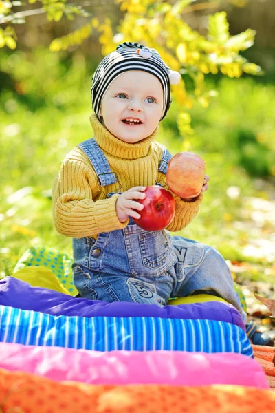 Babyjongen in de herfst — Stockfoto