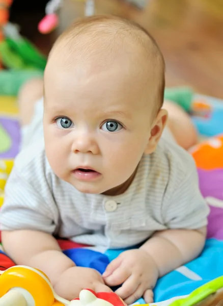 Dziecko na dywanie — Zdjęcie stockowe
