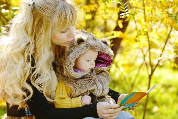 Mutter und kleiner Sohn — Stockfoto