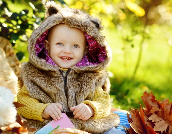 Funny babyjongen in de herfst — Stockfoto