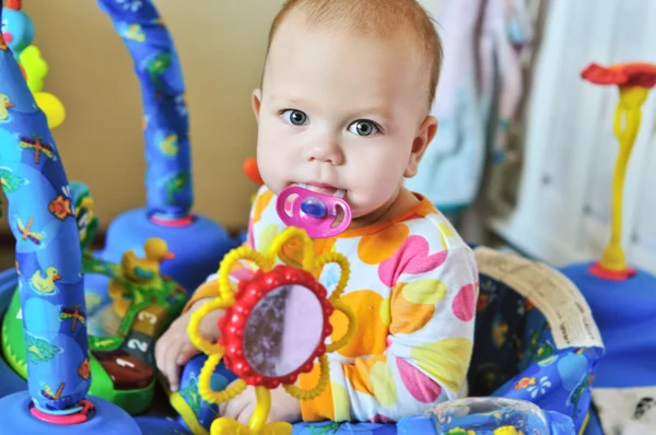 Bebé divertido con maniquí — Foto de Stock
