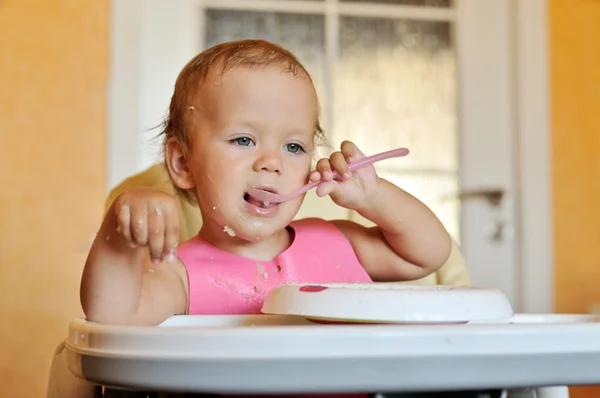 Comer bebé — Foto de Stock