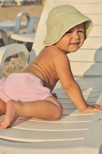 Bebê bonito na praia — Fotografia de Stock