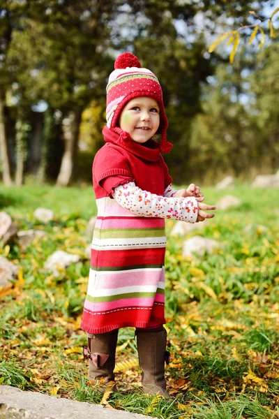 Divertente bambino che indossa abiti caldi — Foto Stock