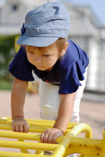 Criança escalada — Fotografia de Stock