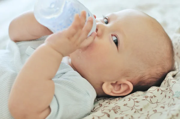 Baby-Trinkwasser — Stockfoto