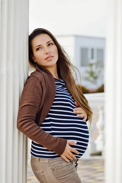 Kobieta w ciąży brunetka — Zdjęcie stockowe