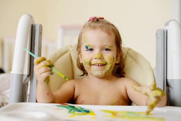 Menina criança está desenhando — Fotografia de Stock