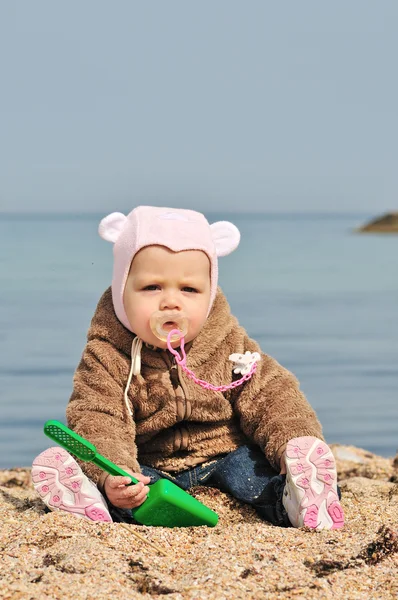 Baby spela sand — Stockfoto
