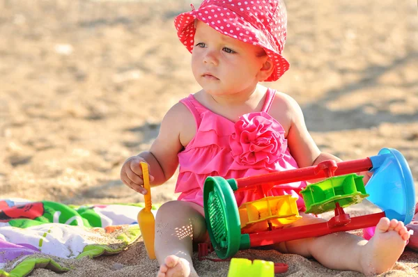 Baby flicka på stranden — Stockfoto