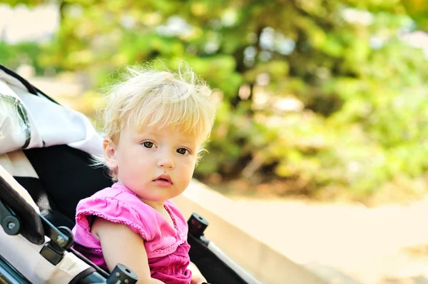 Meisje van de baby in de kinderwagen — Stockfoto