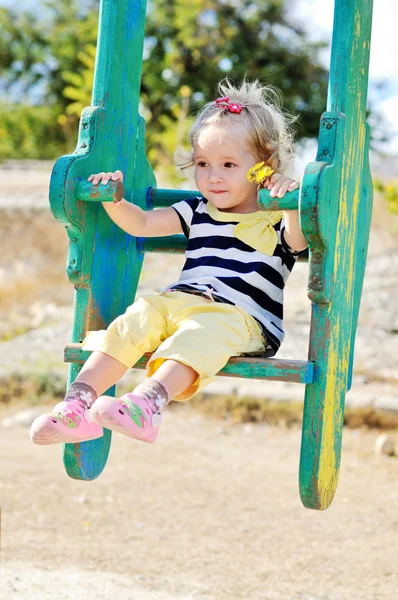 Gungande barn girl — Stockfoto