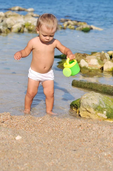 Bébé jouant sur la plage — Photo