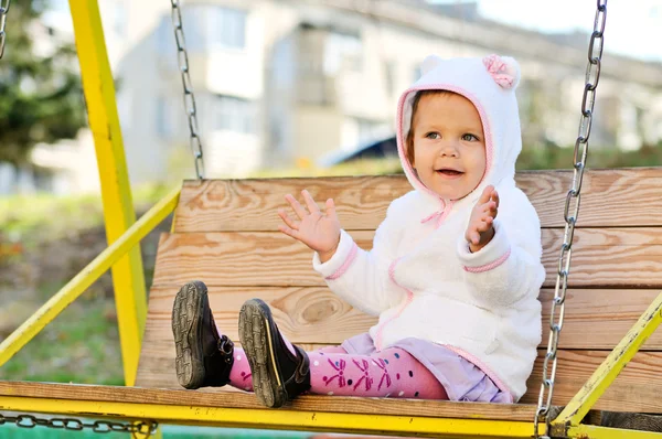 Barn girl på svingen — Stockfoto