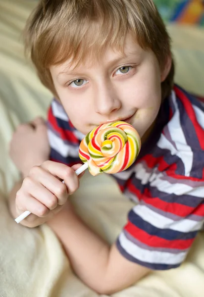 Αγόρι που τρώει γλειφιτζούρι — Φωτογραφία Αρχείου