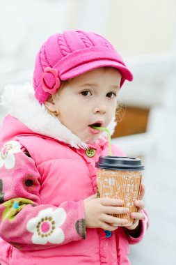 sıcak bir içecek ile yavru kız