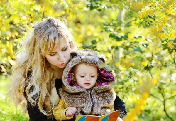 Moeder en baby zoon — Stockfoto