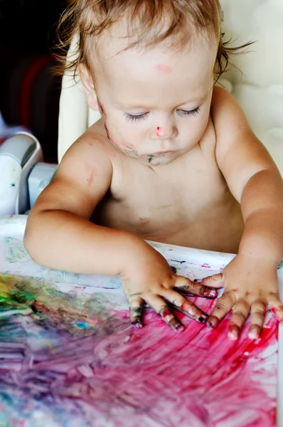 El bebé está dibujando —  Fotos de Stock