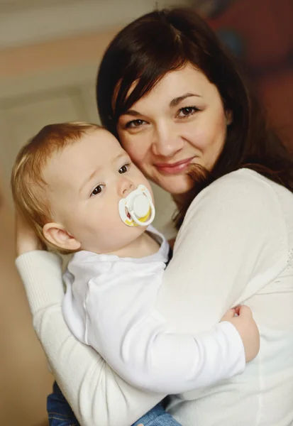 Mãe segurando bebê filho — Fotografia de Stock