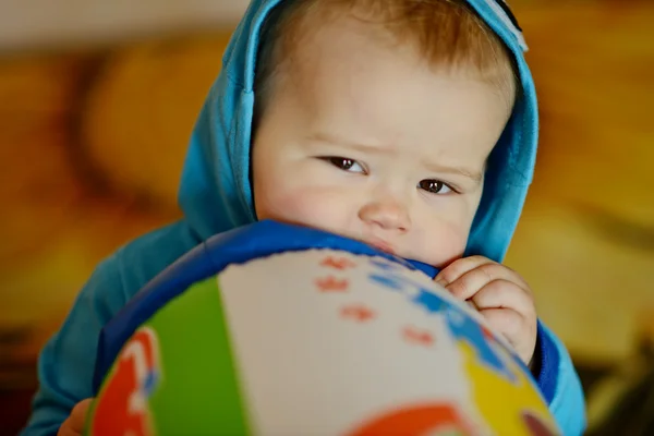 Bebê mordendo brinquedo — Fotografia de Stock