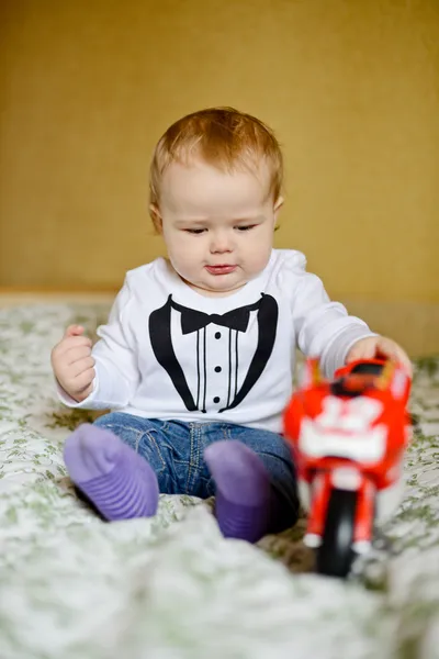 Baby boy spelar toy — Stockfoto