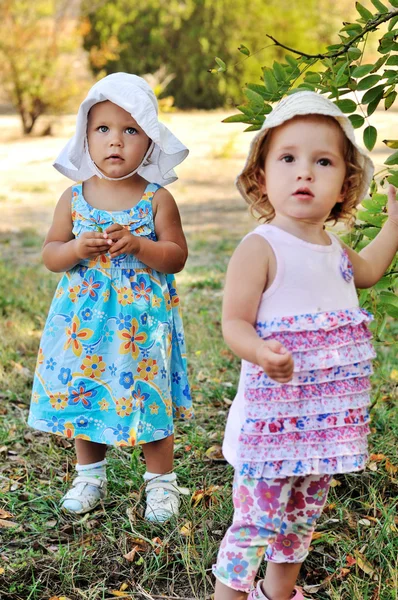 Dvě malé holčičky — Stock fotografie