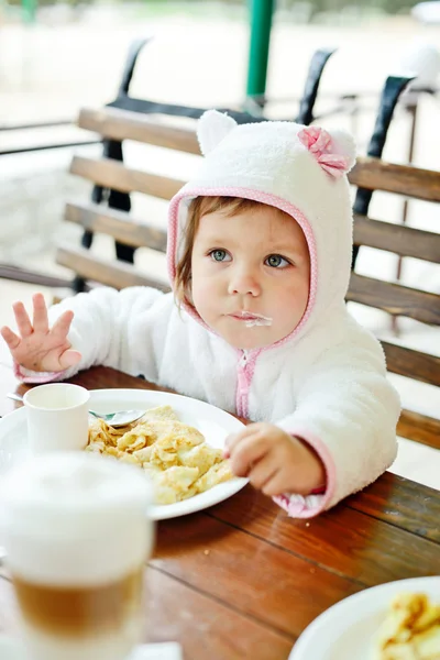 Κορίτσι τρώει στο café — Φωτογραφία Αρχείου