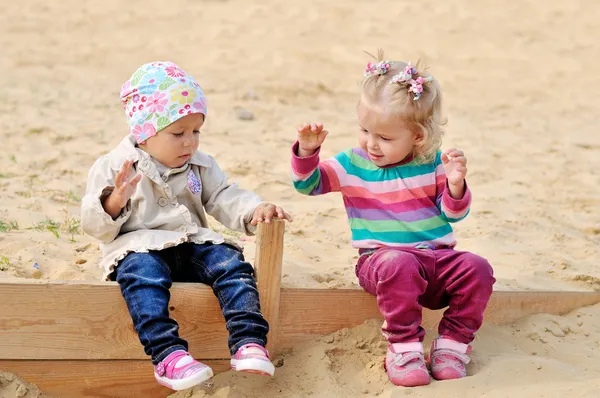 Crianças meninas brincando na areia — Fotografia de Stock