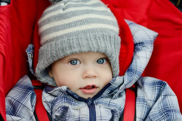 Babyjongen in de wandelwagen — Stockfoto