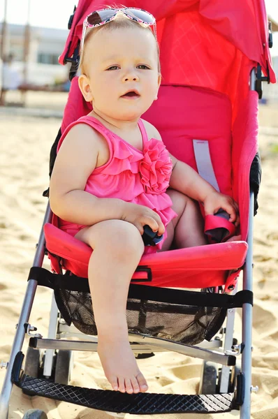 Bebé de moda en el mar — Foto de Stock