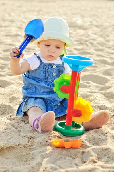 Baby in zand — Stockfoto