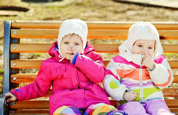 Neşeli bebek arkadaşlar — Stok fotoğraf