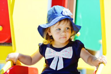 Oyun parkındaki kız