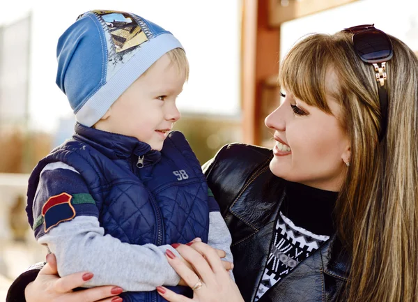 Gelukkige moeder en zoon — Stockfoto