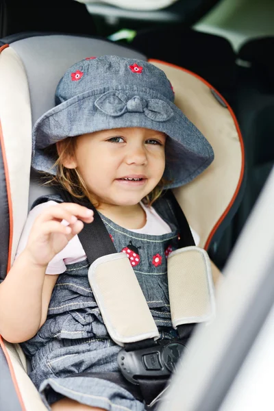 Gelukkig peuter in de auto — Stockfoto