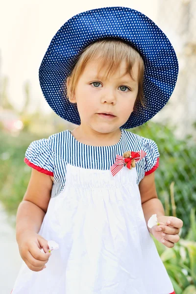 Barn med små blommor — Stockfoto