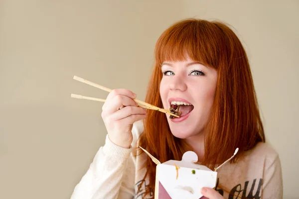 Jedzenie kobieta rudy — Zdjęcie stockowe