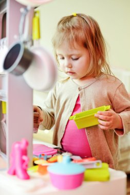 yürümeye başlayan çocuk oyun