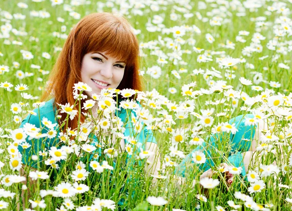 Mädchen auf dem Feld — Stockfoto